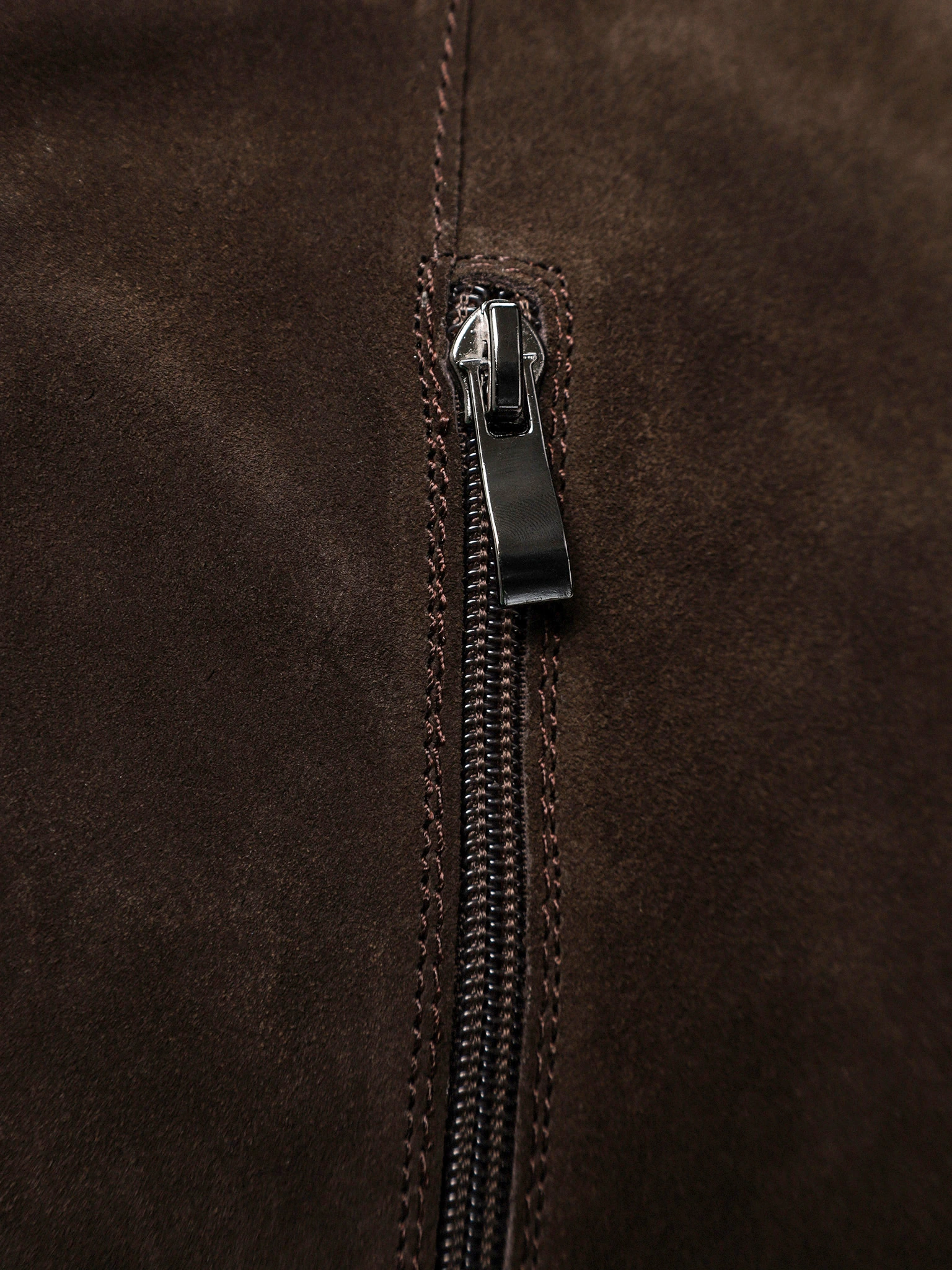 Ботфорты темно-коричневого цвета на низком каблуке